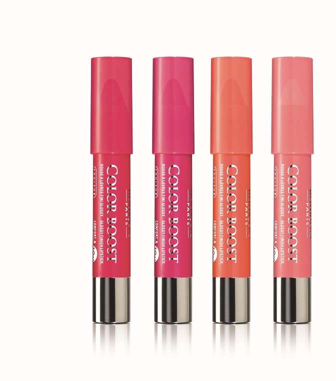 الرمادي وتدرجات الزهري لإطلالة هادئة وعصريّة