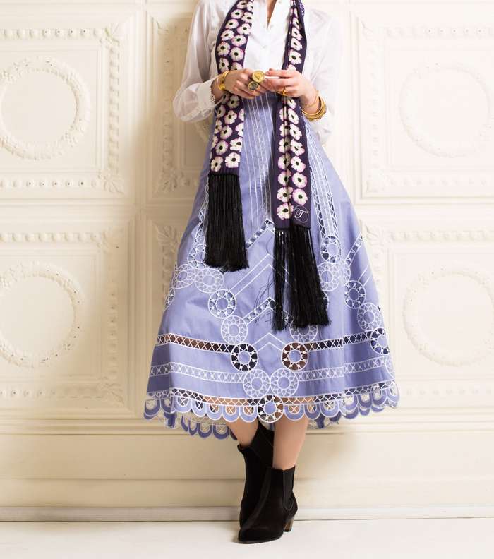 موضة التنورة الطويلة بقصة الـ A Line والشال الرفيع الطويل من تمبرلي لندن