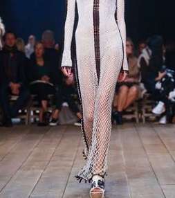 إليك أبرز صيحات الموضة من باريس مع تصاميم دار Alexander McQueen الجديدة
