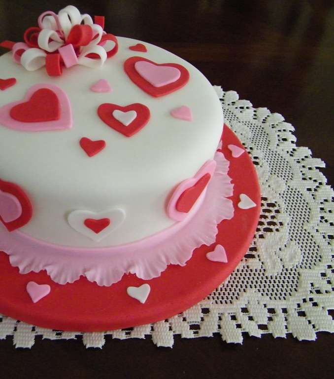 الكيك المزيّن بالقلوب