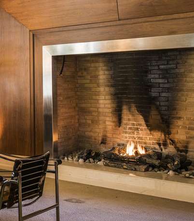 المدفأة في غرفة المعيشة داخل منزل إيلي صعب