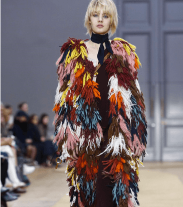 موضة معاطف الريش الملون مع الشال على الرقبة من مجموعة كلوي لشتاء 2017