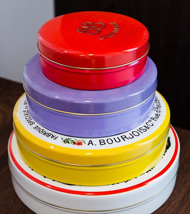 علب Bourjois الدائرية الصغيرة هي الأكثر حضوراً