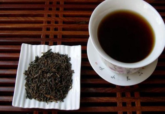 الإستعانة بخلطة البابونج أو الشاي الأسود