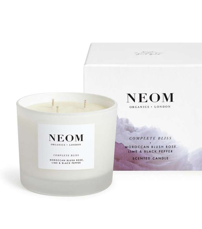 كوني نورها وعطرها مع شموع Neom 