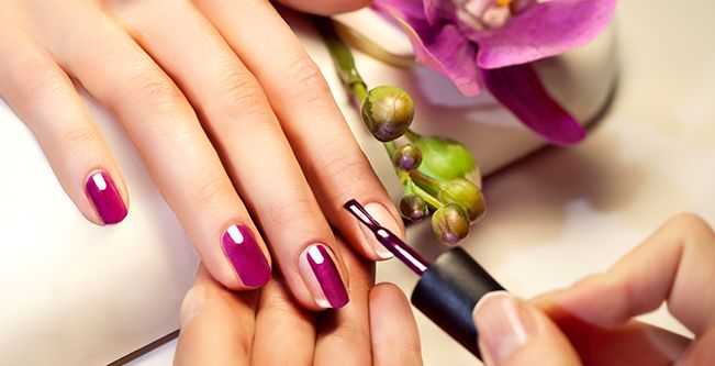 أساايب العناية بالأظافر قبل تطبيق الطلاء