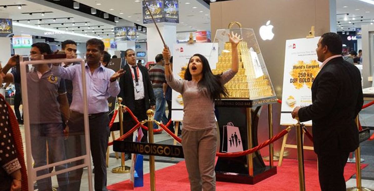 حقيبة في مهرجان دبي للتسوق تجذب الآلاف.. والسبب؟