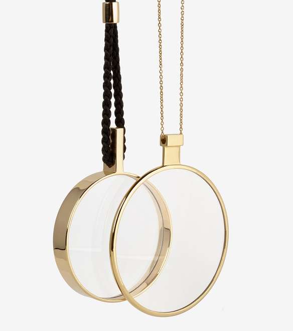 تألقي باجمل القلادات على شكل عدسة القراءة من تصميم دينا كمال