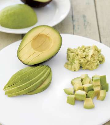  الأفوكادو ليست غنية الدهون الجيدة ومضادات للاكسدة لصحة الشعر والجلد والأظافر فحسب، بل هي تساعد أجسامنا على امتصاص المغذيات من الأطعمة الأخرى. 