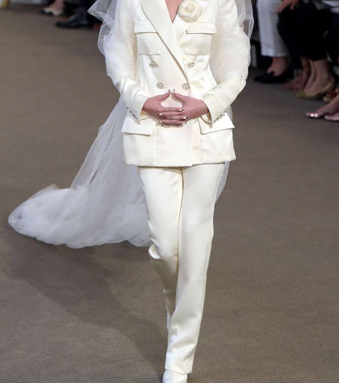 الرسميّة تحكم فستان زفاف CHANEL هذا الموسم