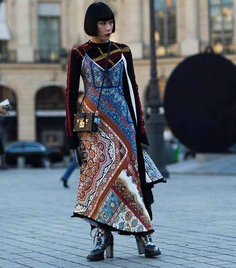 إطلالة بالأقمشة المتعددة الألوان والنقشات في شوارع باريس خلال اسبوع الموضة