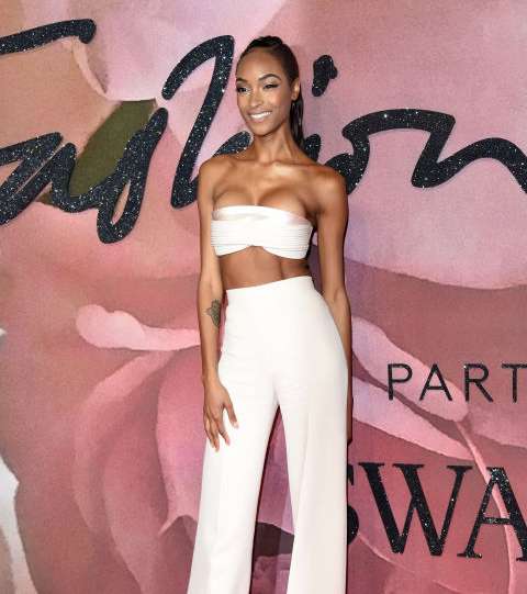 جوردان دان بسروال وتوب قصيرة من براندون ماكسويل في حفل British Fashion Awards