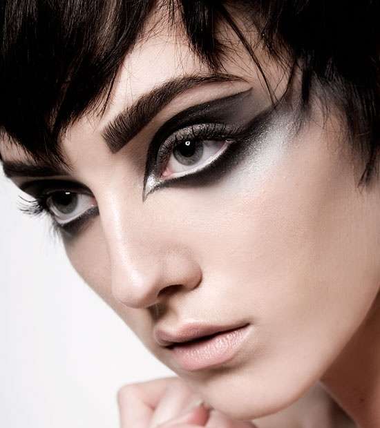 لا تخافي المبالغة في الألوان والأشكال لتحصلي على الماكياج الدراماتيكي