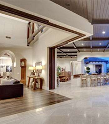 أمتار قليلة تفصل بين الخارج والداخل في منزل بريتني سبيرز