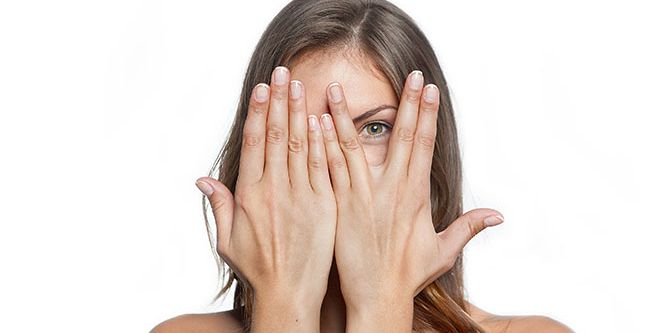 وصفات طبيعية لتخفي الإنتفاخ من منطقة حول العينين
