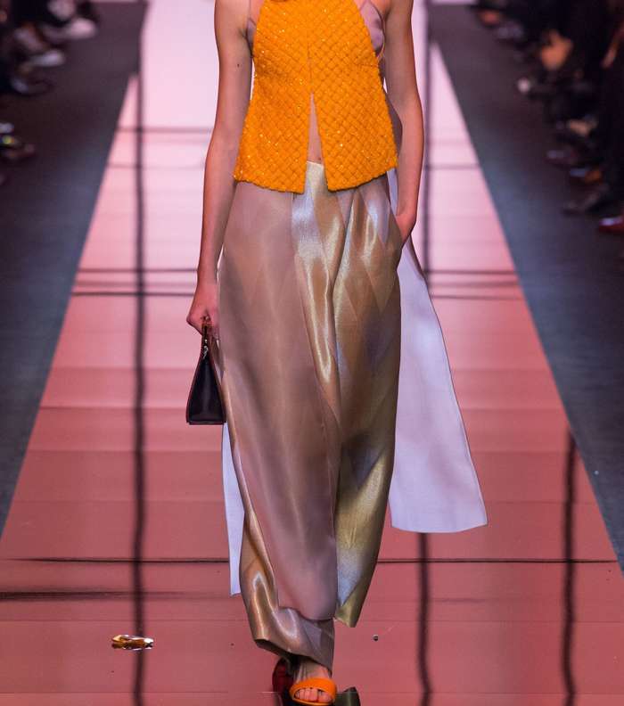 السروال الميتاليكي الواسع باسلوب الـ Palazzo من Armani Prive لصيف 2017