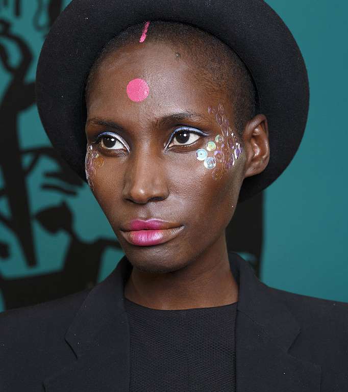  وجه المهرّج مع Manish Arora  