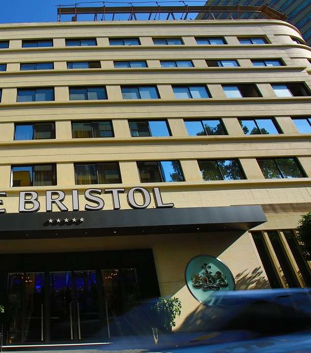 مبنى فندق لو بريستول في العاصمة اللابنانية بيروت