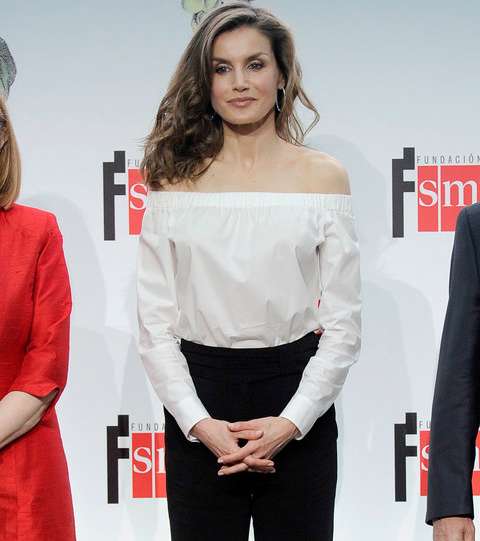 الملكة ليتيسيا تعتمد السروال الواسع مع التوب بقصة الاكمام المنسدلة على الاكتاف Off Shoulders