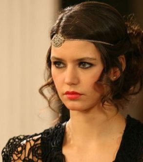 بيرين سات بتسريحة الأكسسوارات المميزة