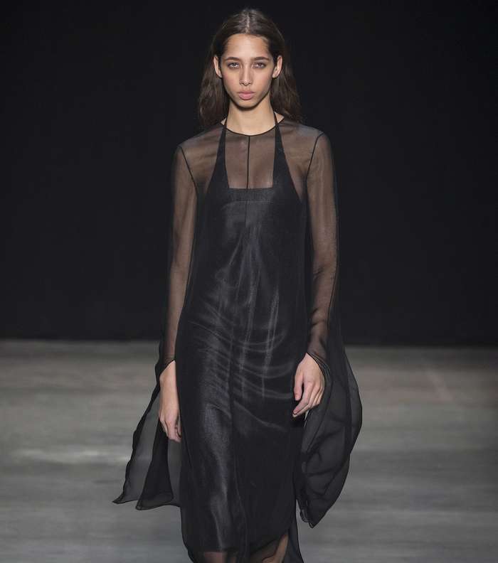 الفستان باكمام الطول وياقة الهالتر تحته من نارسيزو رودريغز لشتاء 2018