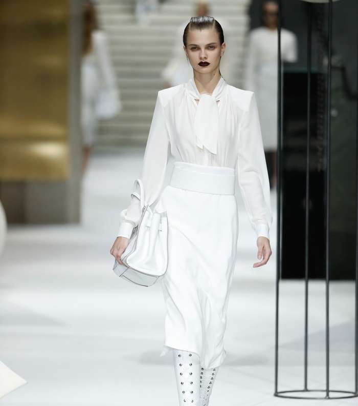 القميص المزين بشال طويل على الرقبة مع التنورة بالقصة المستقيمة من مجموعة ماكس مارا ما قبل خريف 2017