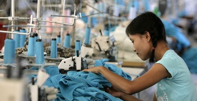 عاملة في مصنع ملابس تطلب النجدة بأغرب الطرق