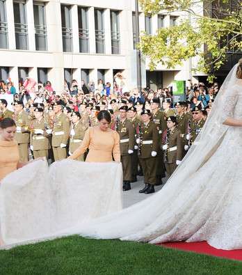 فستان زفاف أميرة لوكسمبورغ الذي حمل توقيع المصمم اللبناني إيلي صعب