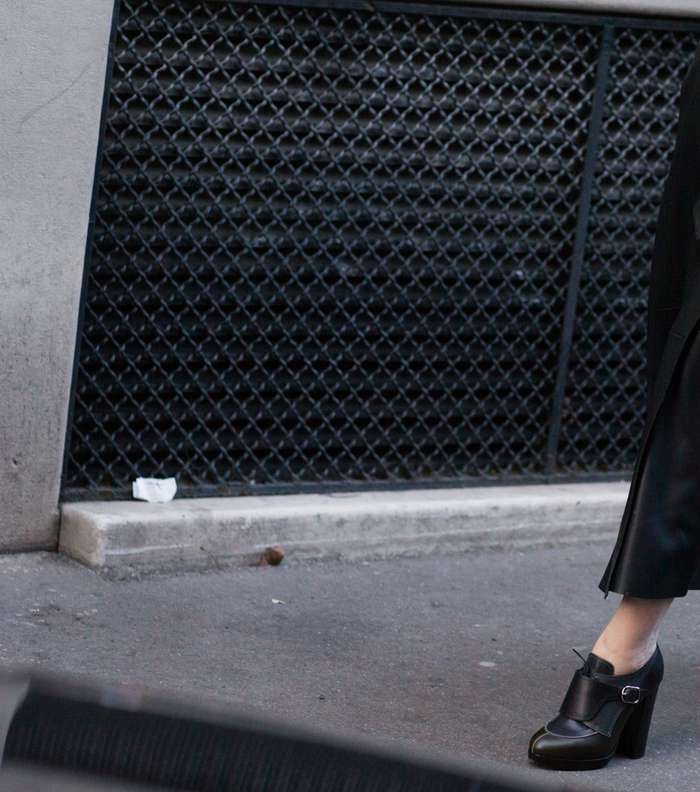موضة التنورة الجلدية الطويلة في شوارع باريس في اليوم السادس من أسبوع الموضة