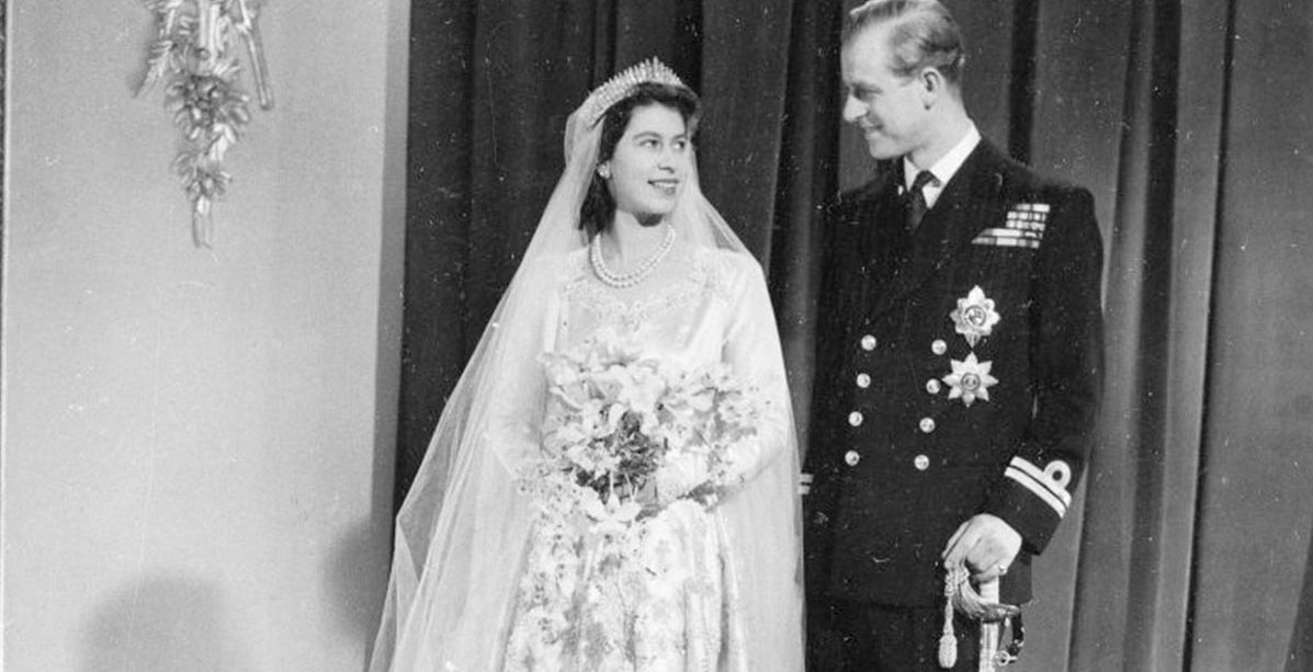 الملكة اليزابيث طلبت إحضار قماش فستان زفافها من بلد عربي