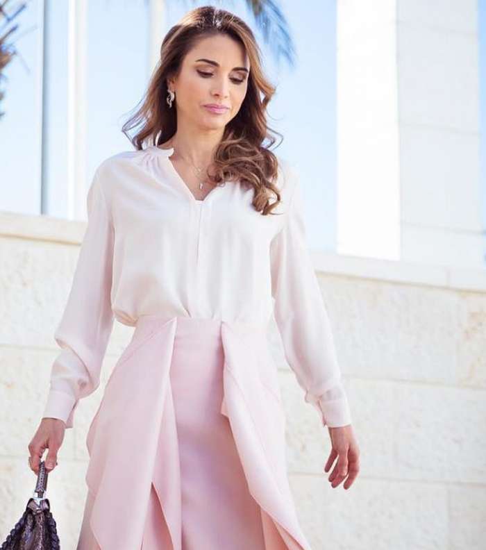 اكتشفي اجدد صيحات موضة الملكة رانيا