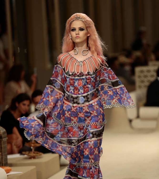 عارضة تتميّز بأجمل فستان من مجموعة CHANEL Cruise 2015