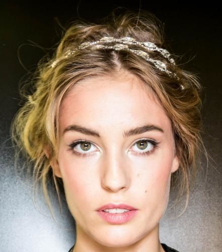 الشعر المرفوع والأكسسوارات