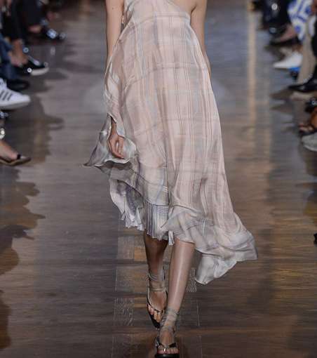 الفستان البيج بالكتف الواحد