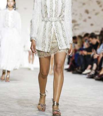 السترة الطويلة المزخرفة مع تنورة الدانتيل بالقصة المستقيمة من Etro