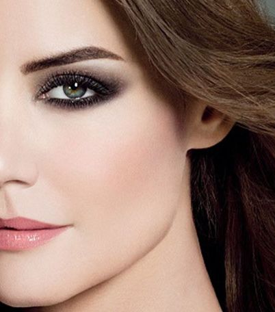 كايتي هولمز تتألّق بماكياج بوبي براون