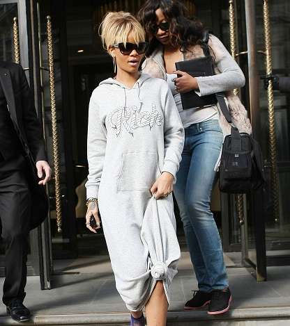 إطلالة مميّزة لـ Rihanna بموضة الـ Hoodie