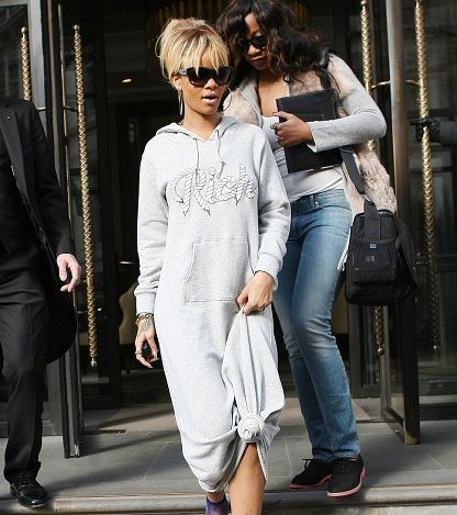 إطلالة مميّزة لـ Rihanna بموضة الـ Hoodie