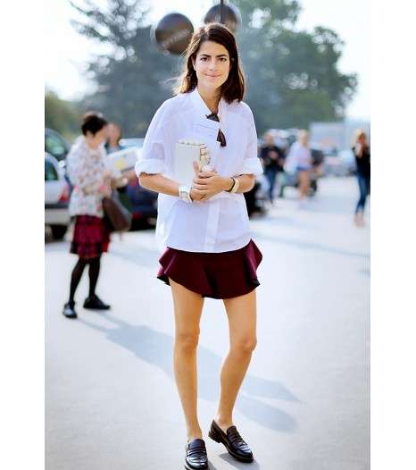 من أبرز طرق تنسيق القميص بأزرار، أن ترتديه مع التنورة القصيرة