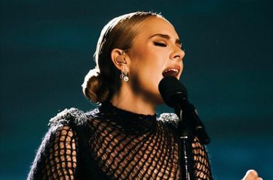 أديل تنهار بالبكاء بسبب تأجيل حفلتها في لاس فيغاس