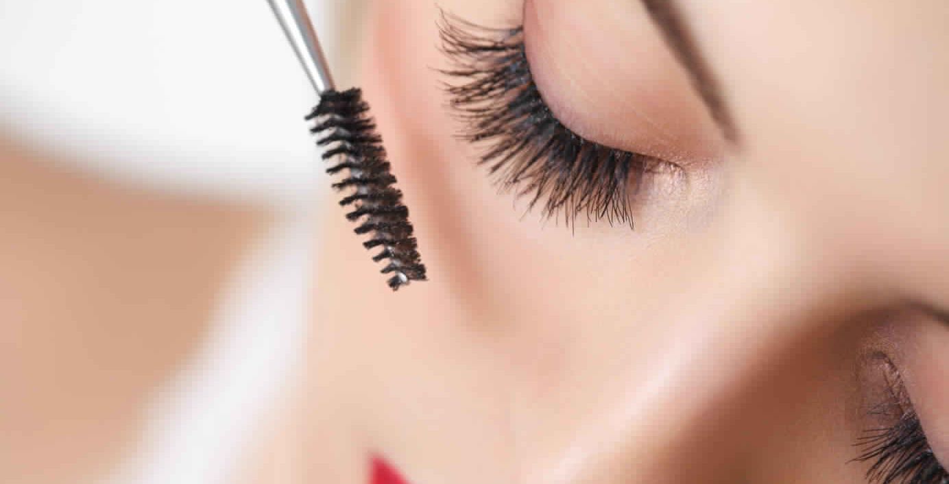 طريقة لتطويل الرموش بالمكياج