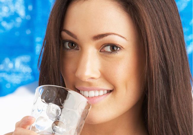 حيل مسلية كي تشربي ليترين من الماء يومياً