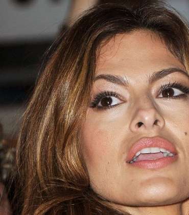 شامة إيفا منديز على خدّها