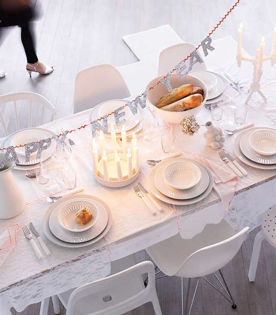 حفل كوكتيل عصري مع مأكولات خفيفة، شموع وساعة كبيرة جاهزة للحظة الحاسمة