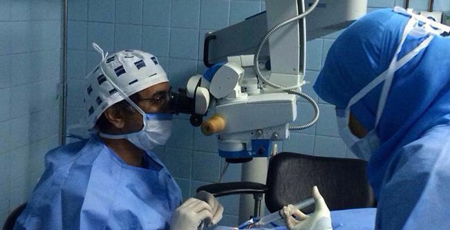 زراعة عدسة العين في السعودية