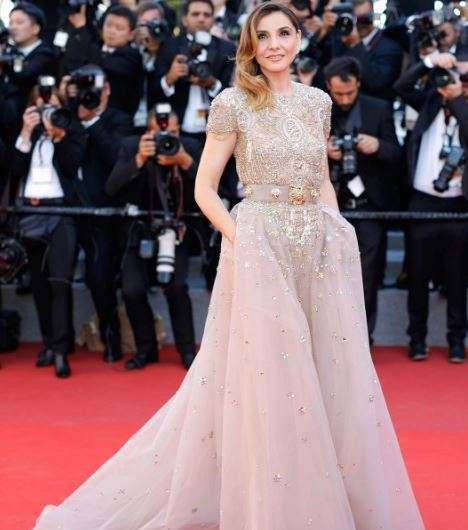 clotide courau بفستان من ايلي صعب في مهرجان كان السينمائي 2017