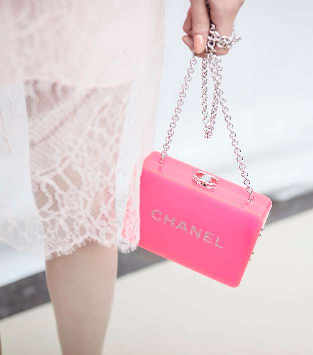 كلاتش CHANEL البلاستيكي مع شعار الدار لصيف 2017