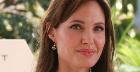 إكتشفي سر جمال بشرة إنجلينا جولي
