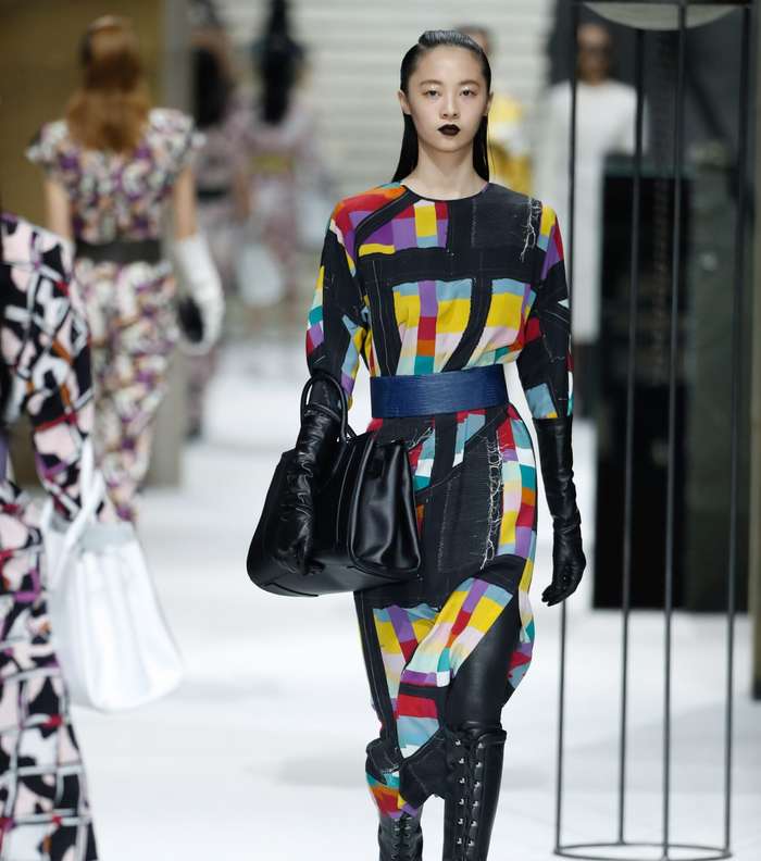 الفستان المطبع باسلوب التونيك مع السروال الجلدي من ماكس مارا من مجموعة ما قبل خريف 2017