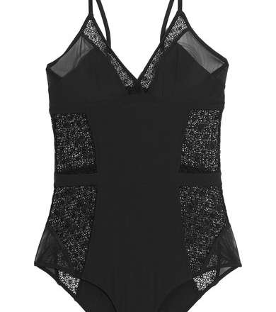 bodysuit من توقيع Elle Mcpherson لاطلالة جريئة وملفتة في شتاء 2017